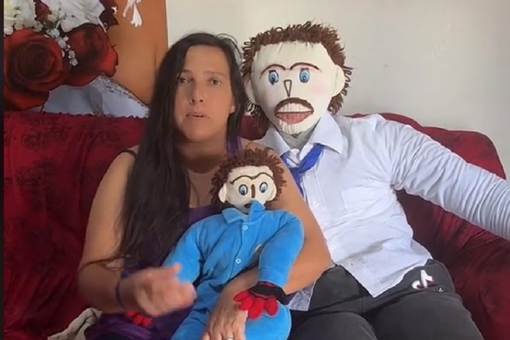 Vrouw die met pop trouwde in paniek: ''Mijn zoon is ontvoerd''