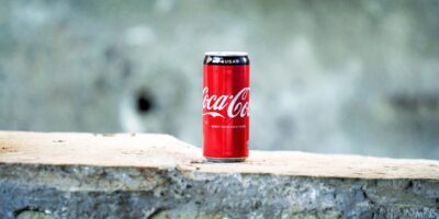 Nieuw onderzoek: Cola of Pepsi drinken vergroot ballen bij mannen