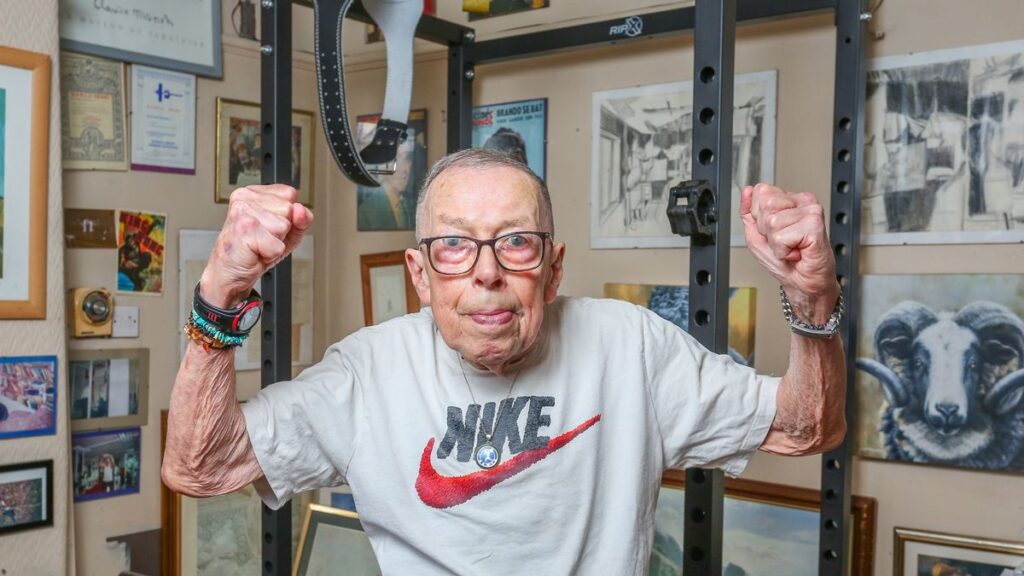 Brian (86) fitnesst voor de vrouwtjes: ''Ik moet ze van me af slaan''