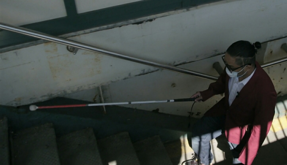 Isa klom op een rijdende metro voor een stoer filmpje, is nu blind