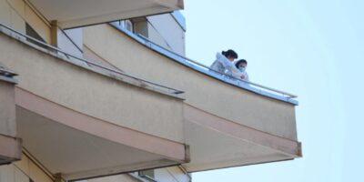 Compleet gezin van vijf familieleden springt van balkon