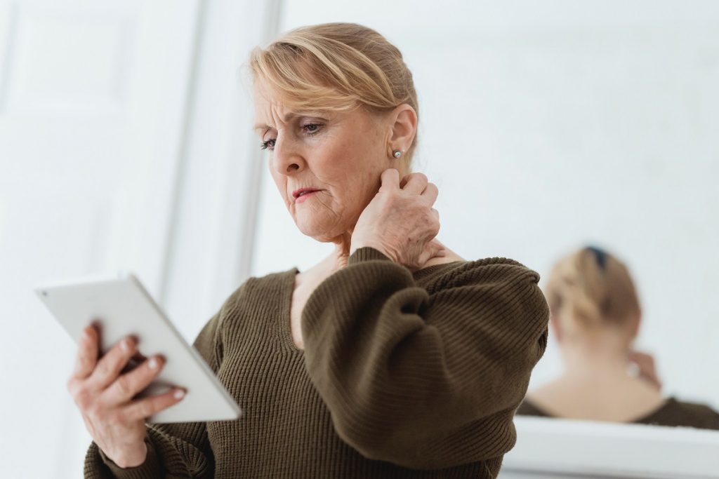 Bezorgde moeder kijkt op iPhone-app waar haar zoon is, gaat naar de locatie en gilt het uit