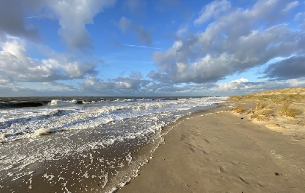 Vreselijk: Meisje (19) loopt Noordzee in en verdrinkt
