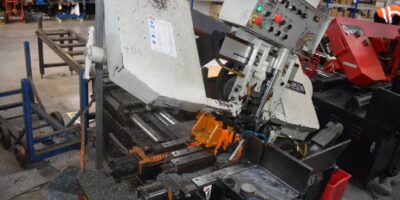 Gruwelijk bedrijfsongeval bij metaalbedrijf: Man in zaagmachine