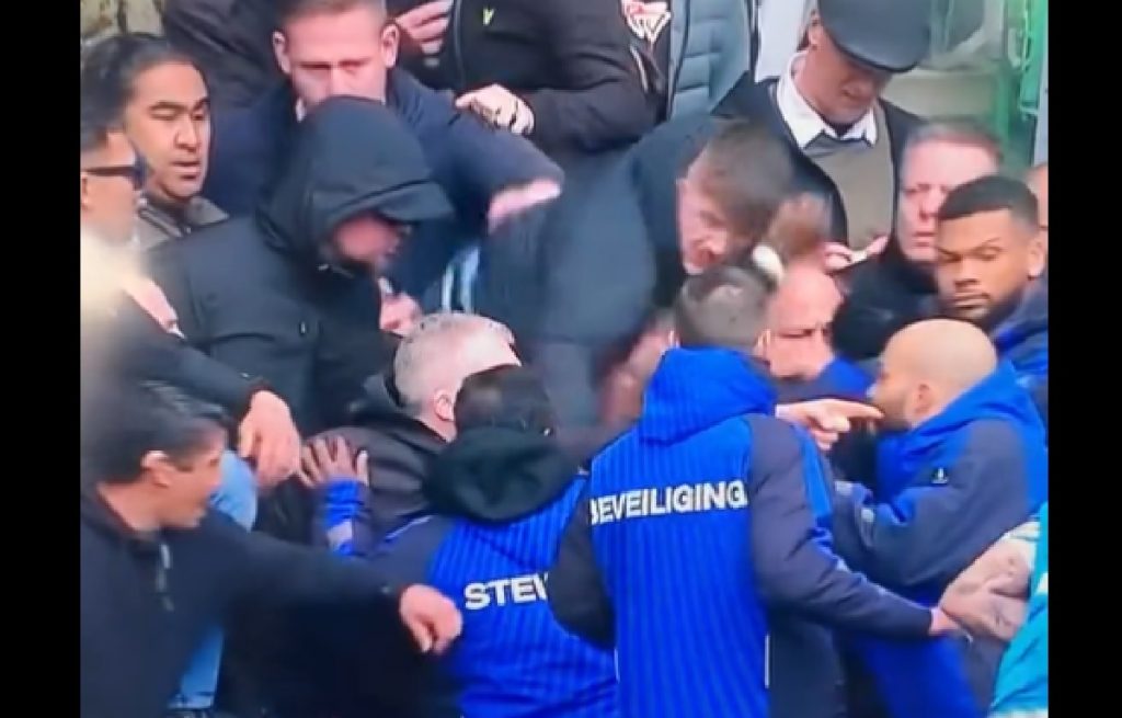 Vreselijke beelden: FC Groningen-supporters slaan eigen spelers in elkaar