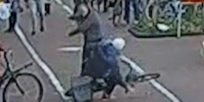 Man slaat weerloze bejaarde (83) tegen de grond en staat vol op camera