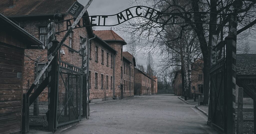 Vrouw bezoekt Auschwitz en doet net alsof ze in een pretpark is