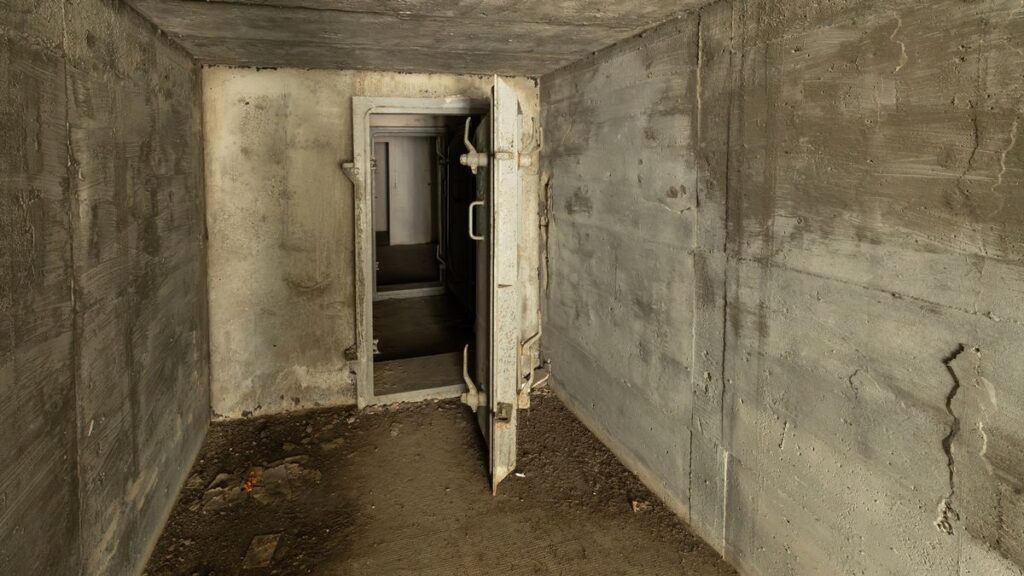 Man ontdekt geheime kamer onder zijn woning, schrikt zich kapot als hij de deur opent
