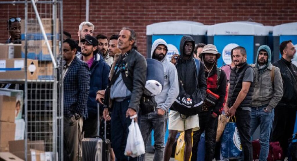 Nederland zet poorten open: tienduizenden asielzoekers in aantocht