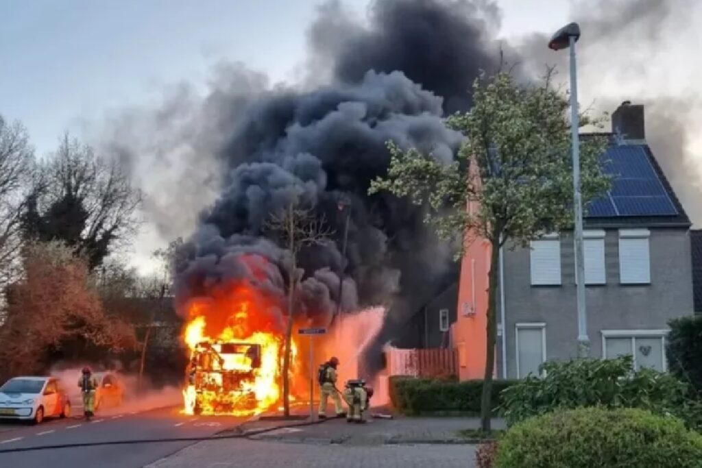 Heftig: Lijnbus in Eindhoven vliegt in brand