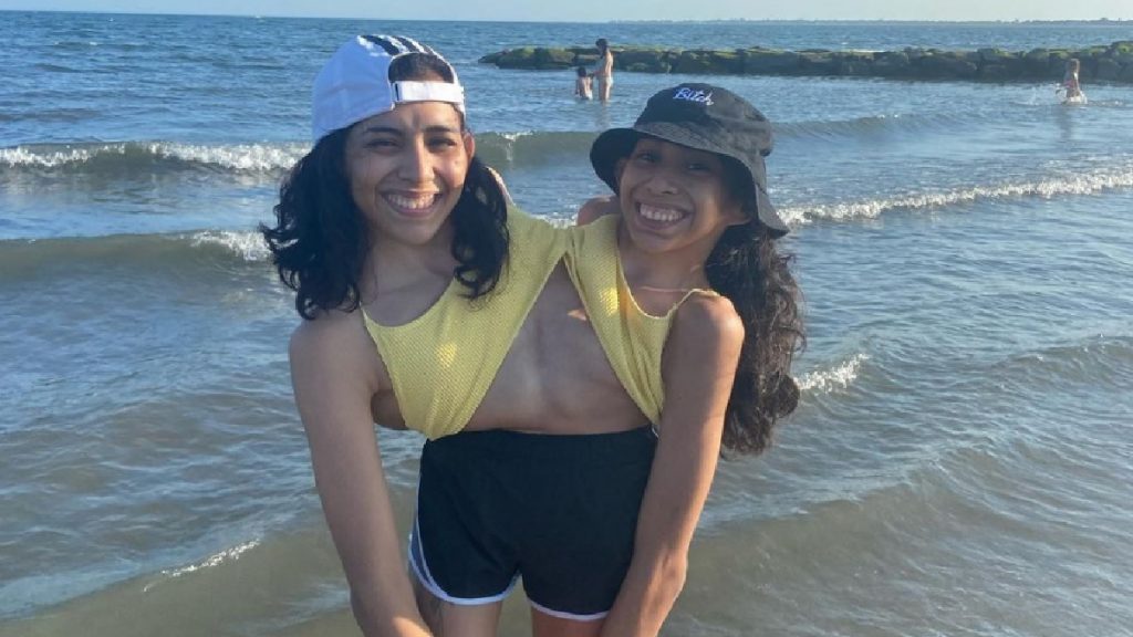 Lupita en Carmen delen een vagina: ''Een van ons heeft nu een vriendje''