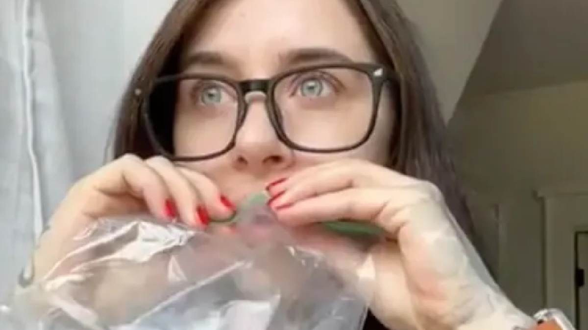 Rebekka (29) boert in plastic zakjes voor geld: ''Ik ben miljonair nu''