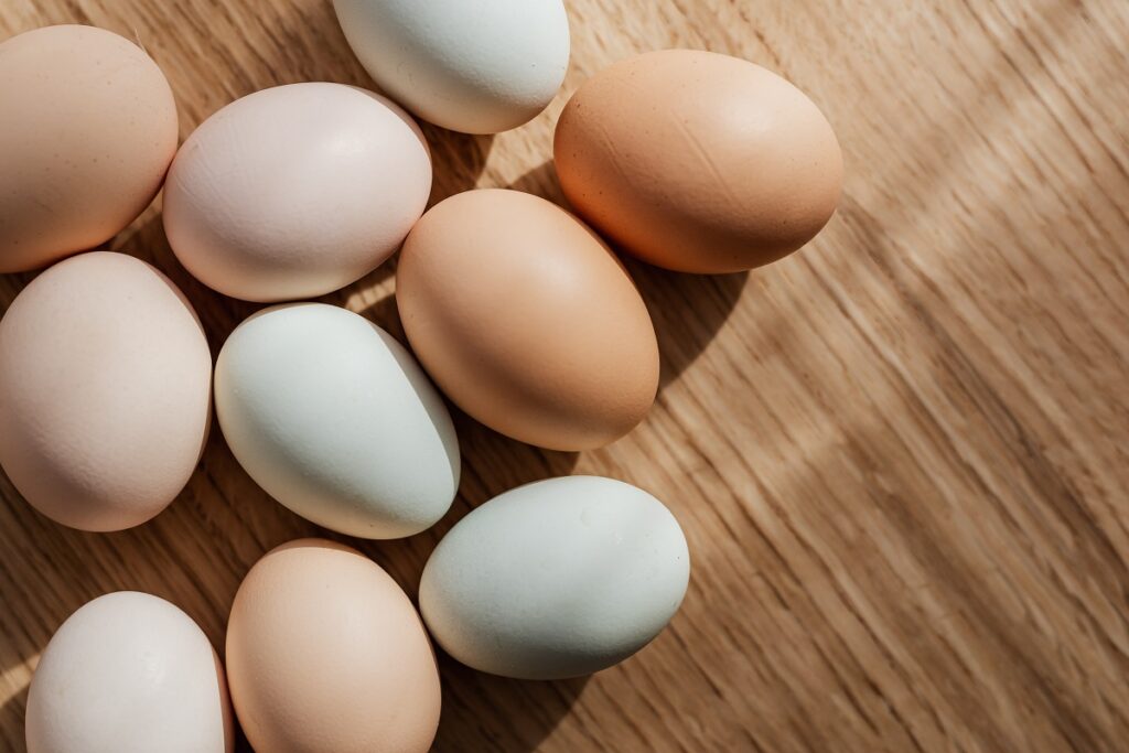Nederlander ramt 15 gekookte eieren in zijn anus, krijgt ze er niet meer uit
