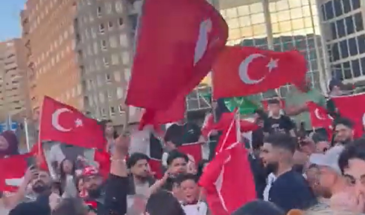 Feestende Erdogan-fan in Den Haag verliest hand door zwaar vuurwerk