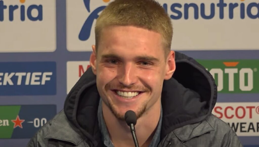 Heftig: 'Vriendin van Feyenoord-speler gaat vreemd met Ajacied'