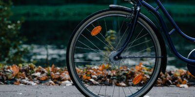 Afgrijselijk: Jongeren slaan verstandelijke beperkte man van fiets
