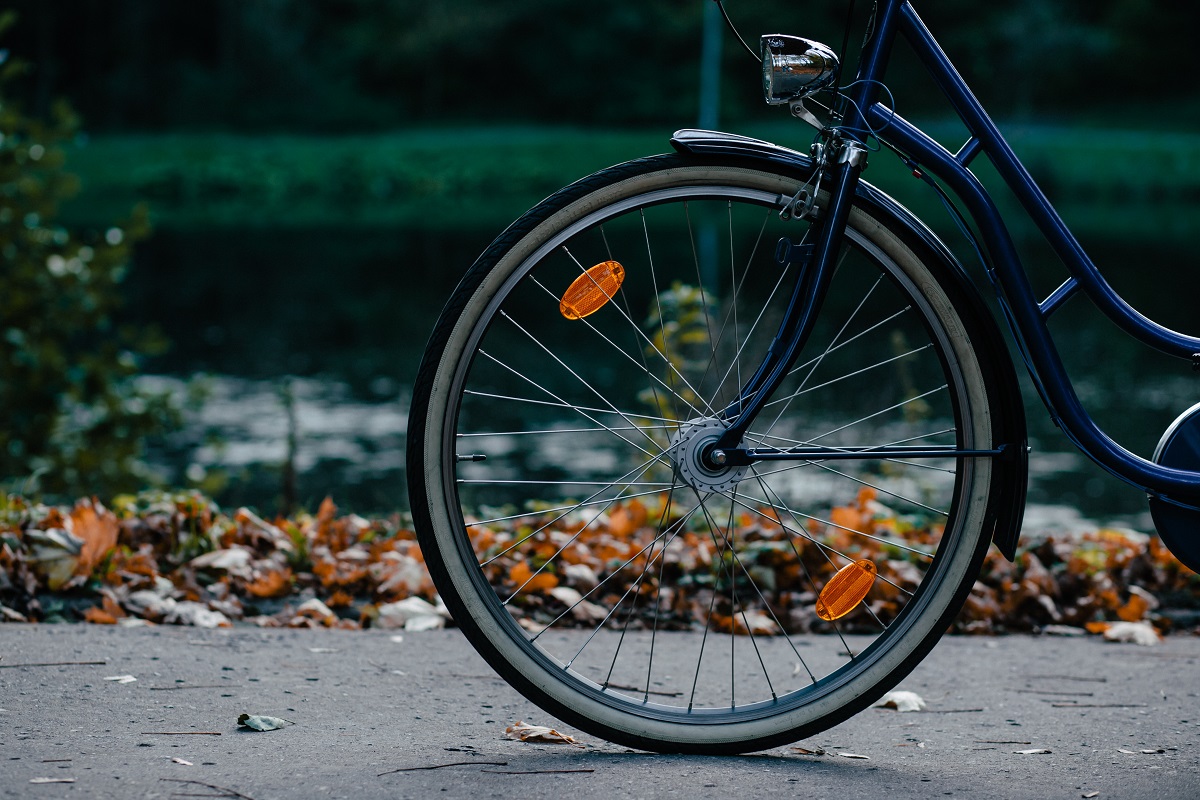 Afgrijselijk: Jongeren slaan verstandelijke beperkte man van fiets