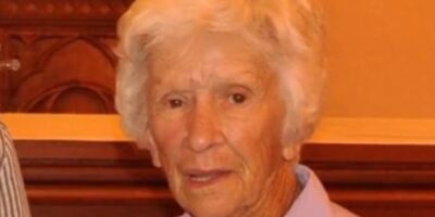 Vrouw (95) vecht voor haar leven nadat agenten haar TWEE keer taseren