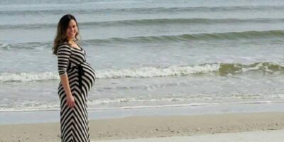 Zwangere vrouw poseert schitterend voor een foto, maar dan duikt er rechts iets op