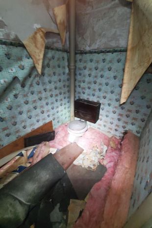 Man ontdekt geheime ruimte op zolder, belandt in 'horrorfilm' als hij door de muur breekt