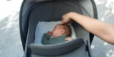 Pleegmoeder vergeet baby in snikhete auto en gaat de hele dag werken