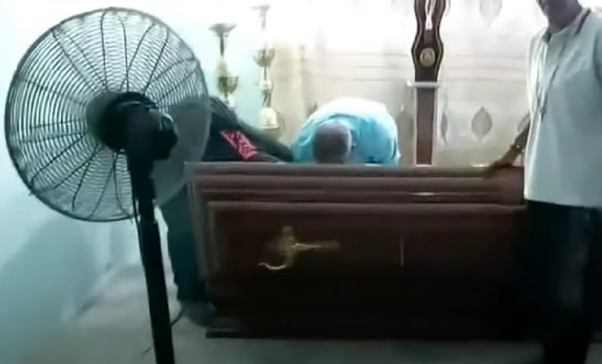 Vrouw komt ineens weer tot leven tijdens haar eigen begrafenis