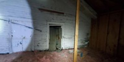 Man ontdekt geheime ruimte op zolder, belandt in 'horrorfilm' als hij door de muur breekt