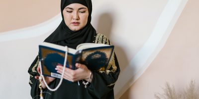 Mervet (26) woest als werkgever vraagt of haar hijab af mag: ''Ik pik dit niet''