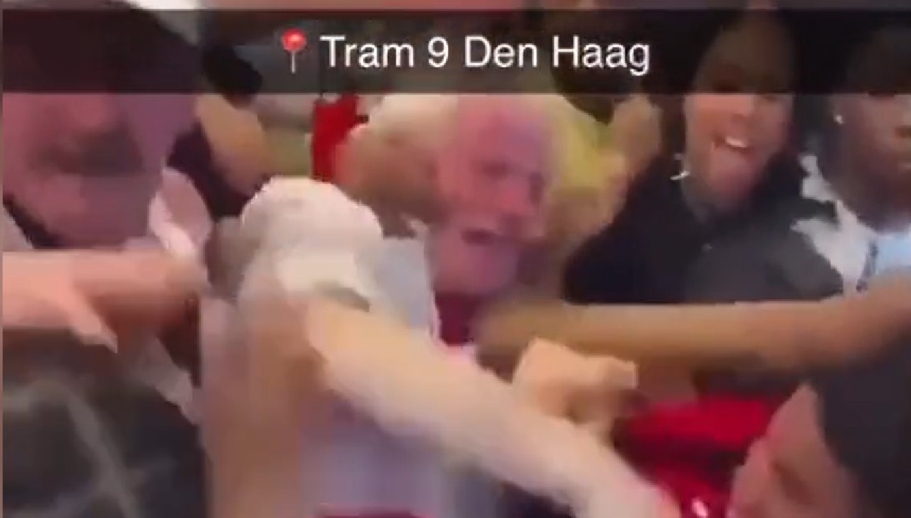 Beelden: 'Jongeren' meppen bejaarde man in Haagse tram