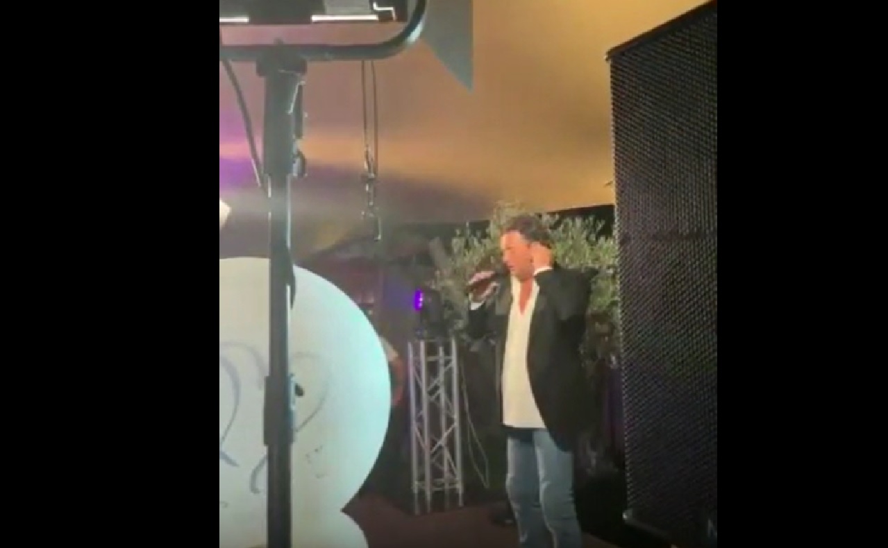 Publiek Tino Martin verbijsterd: zanger vertrekt tijdens optreden