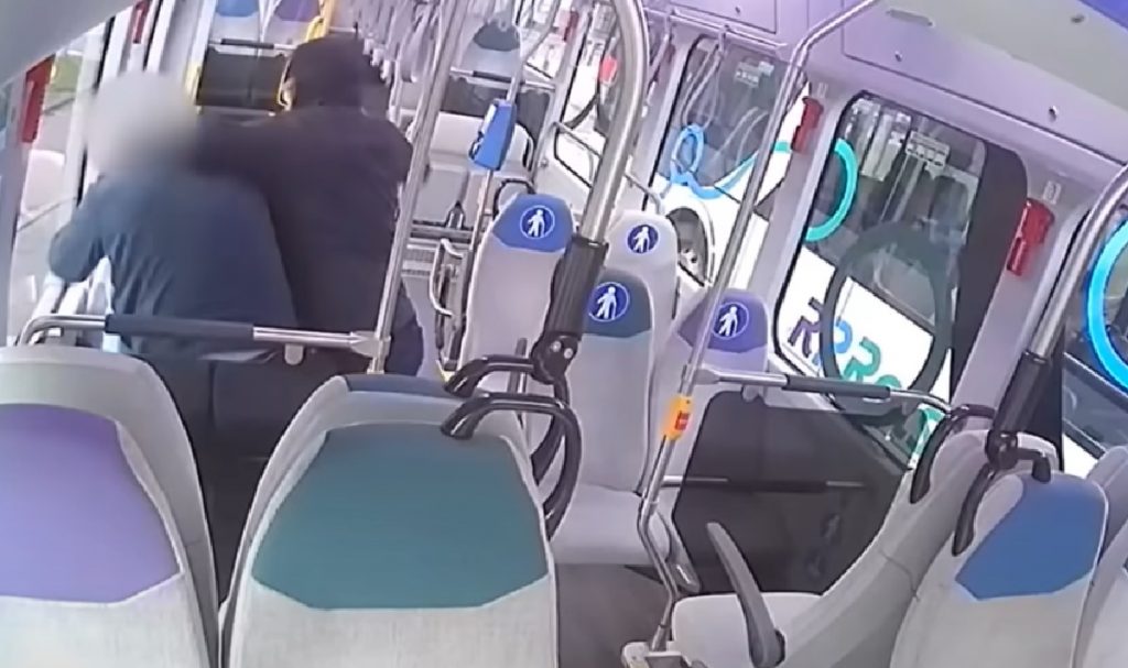 Lichtgetinte zwartrijder slaat buschauffeur in elkaar omdat hij niet gratis mee mag