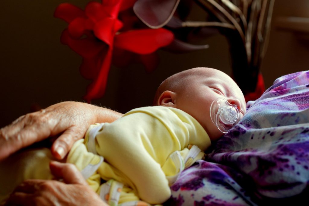 Moeder gaat op vakantie, laat haar baby 10 dagen alleen thuis