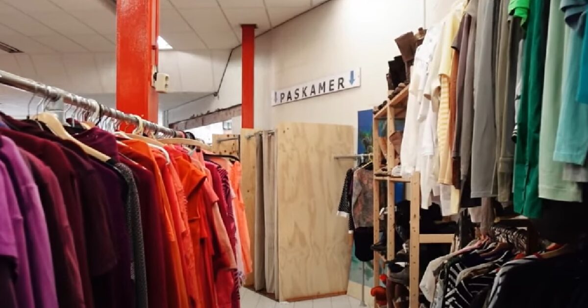 Vrouw koopt jas in kringloopwinkel en vindt een griezelig briefje in een van de zakken