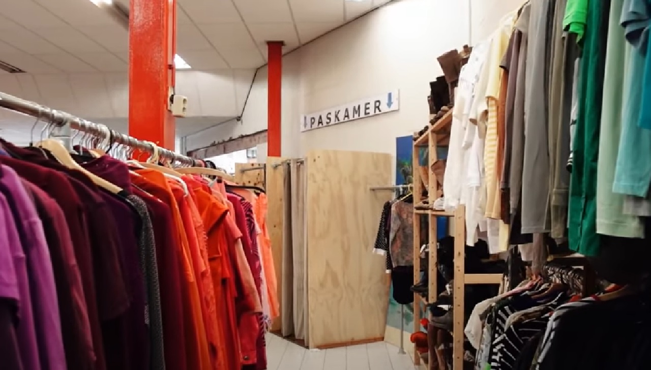 Vrouw koopt jas in kringloopwinkel en vindt een griezelig briefje in een van de zakken