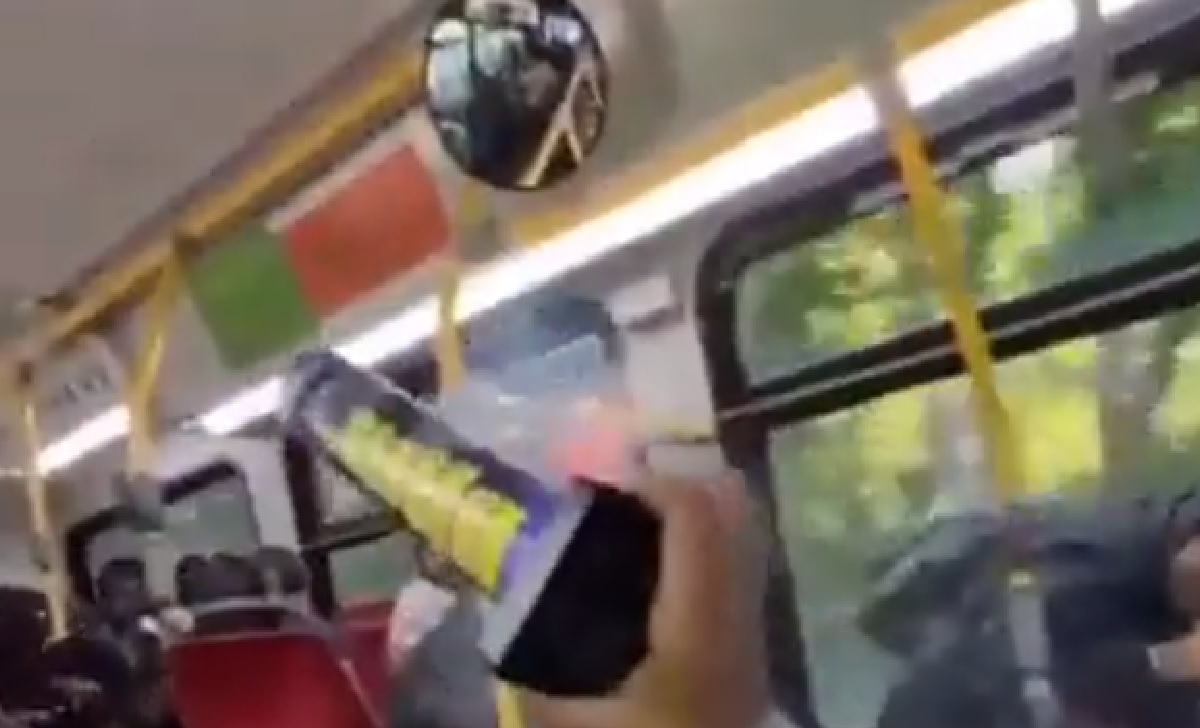 Absurde beelden: Meisje steekt vuurpijl af in volle bus