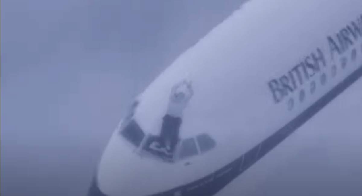 Piloot wordt op 7 kilometer hoogte uit vliegtuig gezogen en overleeft