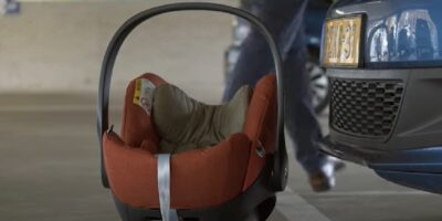 Koppel laat baby'tje van 5 weken oud in snikhete auto en gaat urenlang winkelen