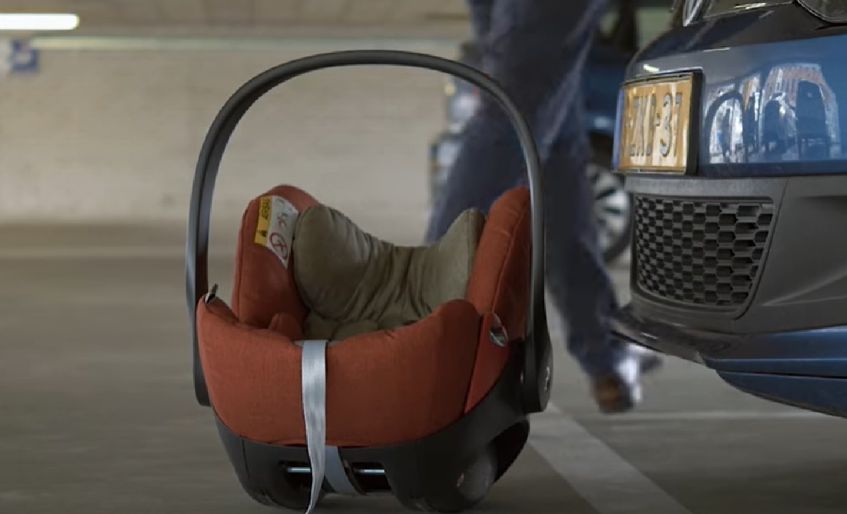 Koppel laat baby'tje van 5 weken oud in snikhete auto en gaat urenlang winkelen
