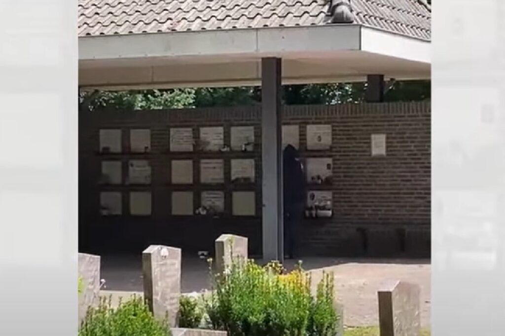 Inwoner van azc sloopt hele begraafplaats in Maarheeze