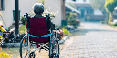 Bejaarde man mag dementerende vrouw niet meer zien: ''Niet goed voor haar''