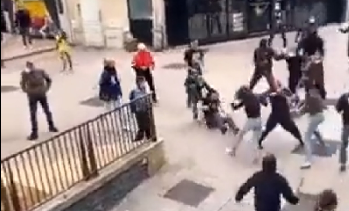 Franse bevolking gaat plunderend tuig te lijf met knuppels (beelden)