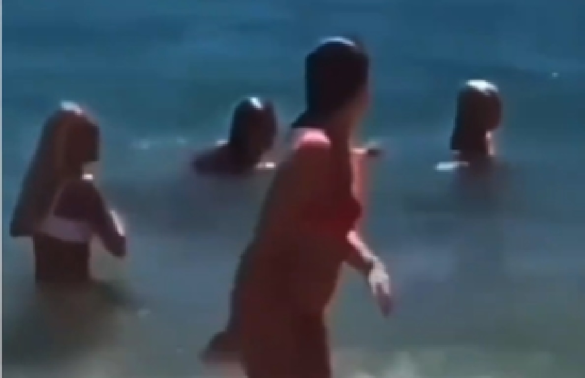 Man filmt de laatste momenten van zijn leven op het strand in Spanje