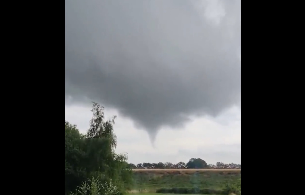Tornado sloopt Nederland: Auto's de lucht in geslingerd (beelden)