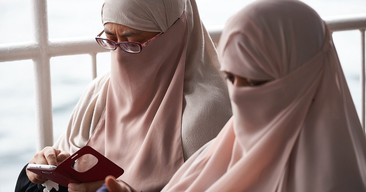 Zanger maakt anti-hoofddoek liedje, moslims zwaar beledigd