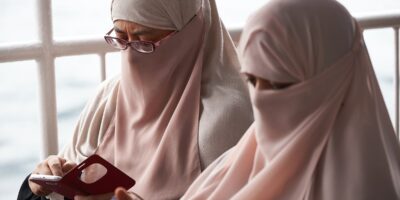 Zanger maakt anti-hoofddoek liedje, moslims zwaar beledigd
