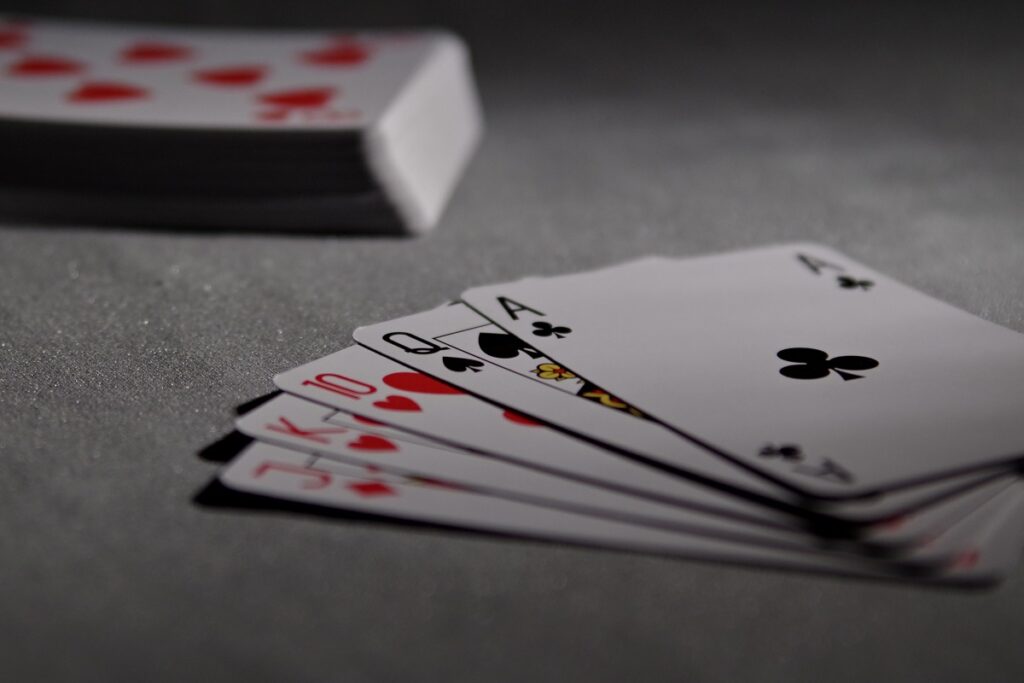 Indy vindt traditioneel kaartspel 'kwetsend', bedenkt genderloos kaartspel