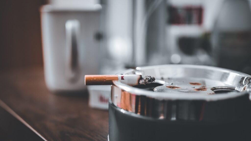 Rokers worden hard aangepakt: dit gaat een pakje peuken kosten