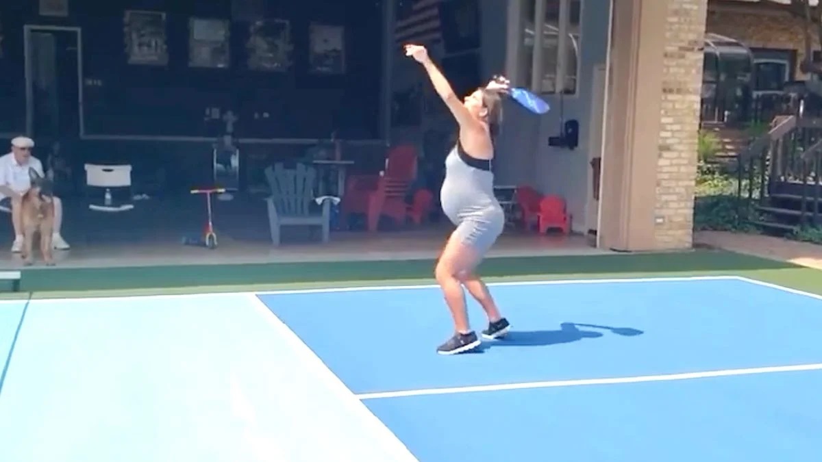 Hoogzwangere vrouw gaat lekker tennissen, en dan breken haar vliezen