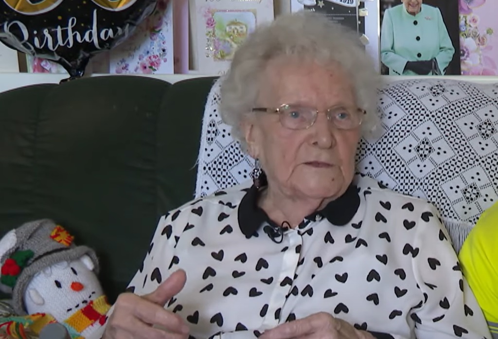 Vrouw viert 100e verjaardag helemaal alleen, maar wanneer de deurbel gaat barst ze in tranen uit