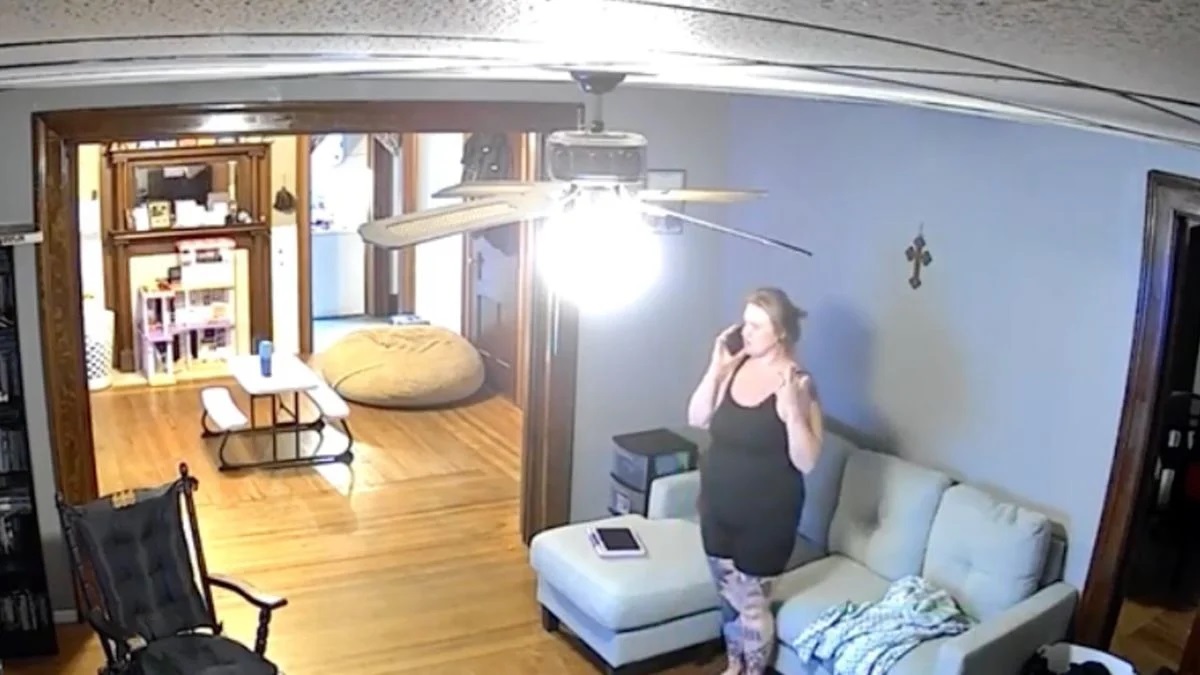 Vrouw krijgt bezoek van geesten in de woonkamer en rent in paniek weg
